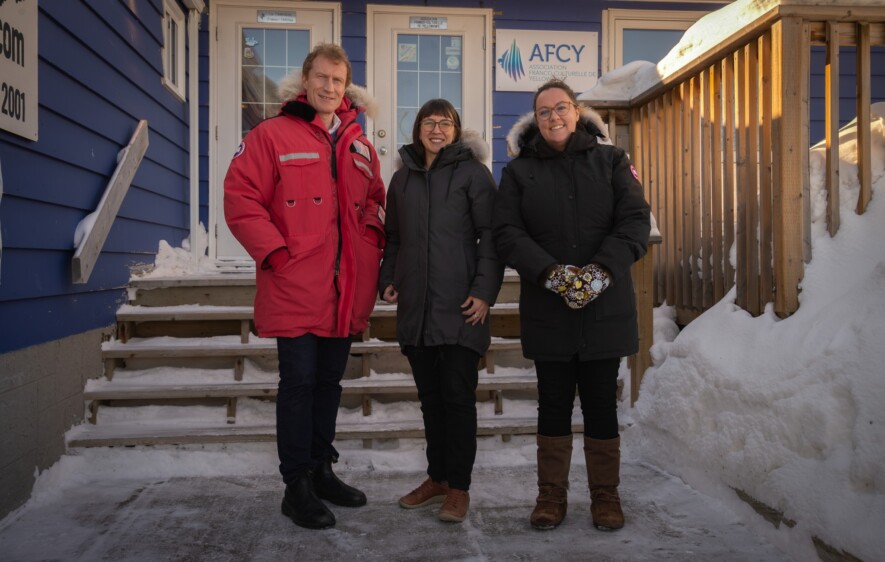 Marc Miller, ministre de l’Identité et de la Culture canadiennes et ministre responsable des Langues officielles, en compagnie d’Audrey Fournier, directrice générale de la Fédération franco-ténoise, et de Rebecca Alty, ministre des Relations Couronne-Autochtones, à l’entrée de la Maison bleue à Yellowknife.  &mdash; Courtoisie Marion Perrin