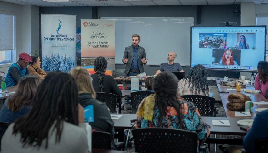La salle du Collège nordique, à Yellowknife, a accueilli le 19 mars le lancement du recueil Nordicité, marqué par des lectures et des échanges autour des réalités du Nord.  &mdash; Photo Cristiano Pereira