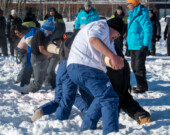 L’équipe des TNO affronte l’équipe du nord de l’Alberta à l’épreuve du Pole push.  &mdash; Photo Nelly Guidici
