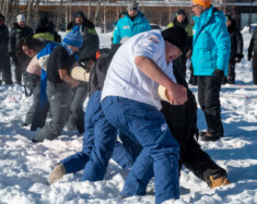 L’équipe des TNO affronte l’équipe du nord de l’Alberta à l’épreuve du Pole push.  &mdash; Photo Nelly Guidici