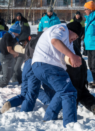L’équipe des TNO affronte l’équipe du nord de l’Alberta à l’épreuve du Pole push.  &mdash; Photo Nelly Guidici