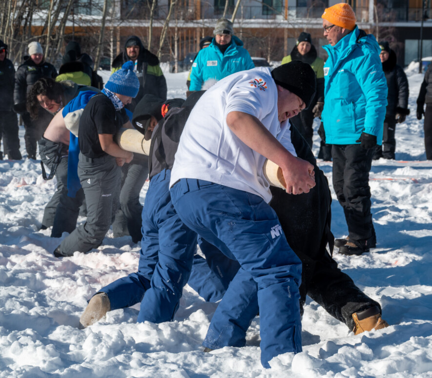 L’équipe des TNO affronte l’équipe du nord de l’Alberta à l’épreuve du Pole push.  &mdash; Photo Nelly Guidici