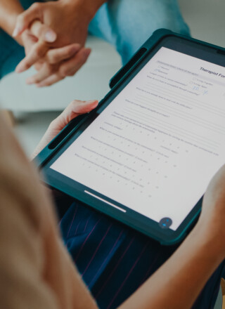  À travers un sondage en ligne, le Réseau TNO Santé souhaite documenter les besoins et appuyer ses démarches auprès des décideurs, en s’appuyant sur des données concrètes issues de la communauté. &mdash; iStock/MTStock Studio