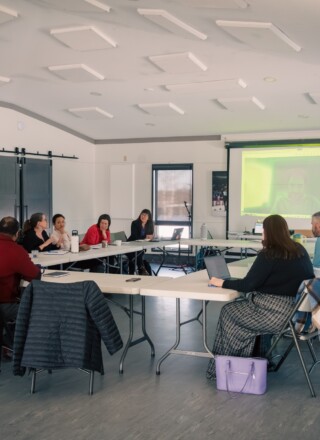 Organismes francophones et élu.e.s ont pris part à une rencontre de sensibilisation visant à mieux faire connaitre la réalité et les besoins de la communauté francophone des TNO.  &mdash; Courtoisie Marion Perrin