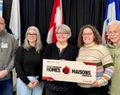 De gauche à droite, Denny Rodgers, député de la circonscription d’Inuvik Boot Lake, Lesa Semmler, ministre de la Santé et des Services sociaux, Lucy Kuptana, ministre responsable d’Habitation TNO, Rebecca Alty, ministre des Relations Couronne-Autochtones, et le maire d’Inuvik, Peter Clarkson, lors de l’annonce du financement de 40 logements. &mdash; Courtoisie Facebook Rebecca Alty