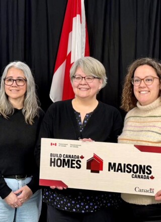 De gauche à droite, Denny Rodgers, député de la circonscription d’Inuvik Boot Lake, Lesa Semmler, ministre de la Santé et des Services sociaux, Lucy Kuptana, ministre responsable d’Habitation TNO, Rebecca Alty, ministre des Relations Couronne-Autochtones, et le maire d’Inuvik, Peter Clarkson, lors de l’annonce du financement de 40 logements. &mdash; Courtoisie Facebook Rebecca Alty