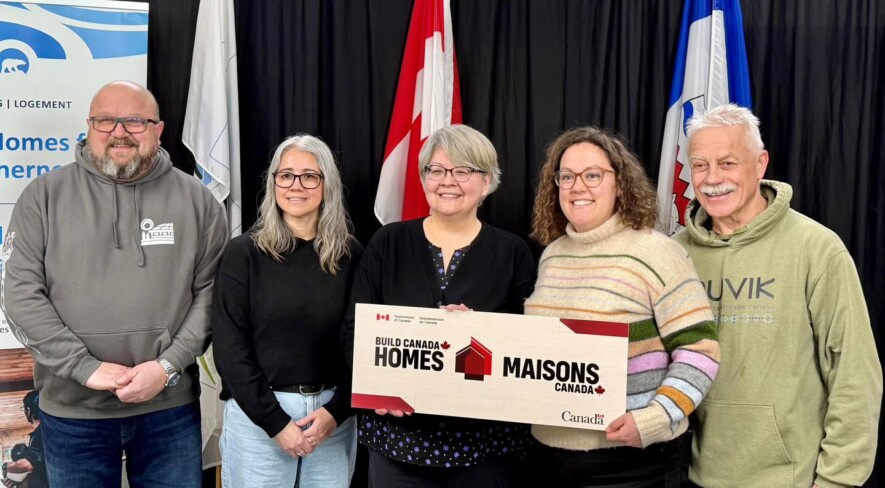 De gauche à droite, Denny Rodgers, député de la circonscription d’Inuvik Boot Lake, Lesa Semmler, ministre de la Santé et des Services sociaux, Lucy Kuptana, ministre responsable d’Habitation TNO, Rebecca Alty, ministre des Relations Couronne-Autochtones, et le maire d’Inuvik, Peter Clarkson, lors de l’annonce du financement de 40 logements. &mdash; Courtoisie Facebook Rebecca Alty