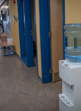 Une distributrice d’eau installée à l’École Allain St-Cyr, où des sources d’eau potable alternatives sont mises à la disposition des élèves et du personnel.  &mdash; Photo Cristiano Pereira