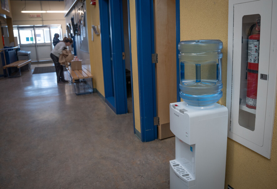 Une distributrice d’eau installée à l’École Allain St-Cyr, où des sources d’eau potable alternatives sont mises à la disposition des élèves et du personnel.  &mdash; Photo Cristiano Pereira