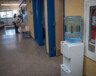 Une distributrice d’eau installée à l’École Allain St-Cyr, où des sources d’eau potable alternatives sont mises à la disposition des élèves et du personnel.  &mdash; Photo Cristiano Pereira