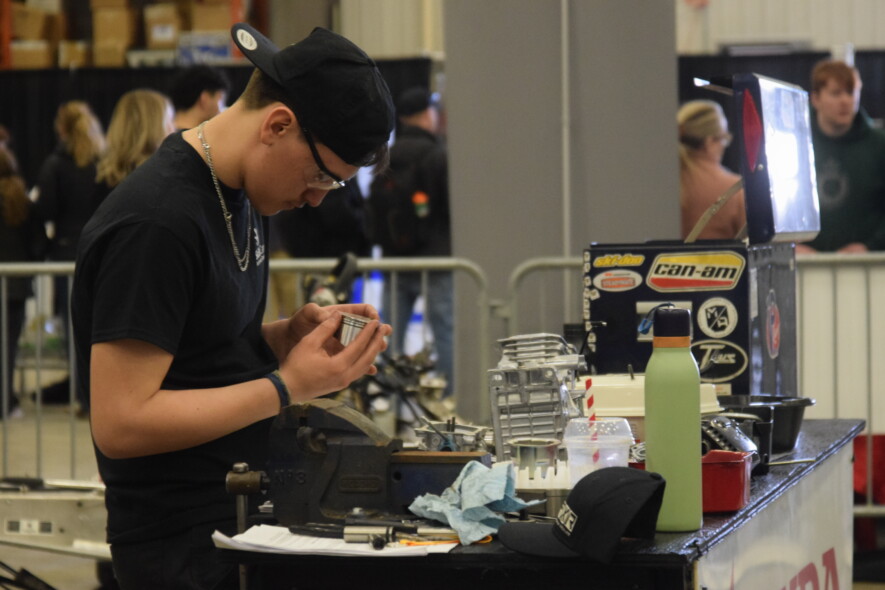 Le hangar de Summit Air, à Yellowknife, a accueilli la compétition territoriale Skills Canada le 17 avril dernier. &mdash; Photo Élodie Roy