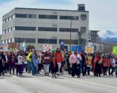 Plus de 400 personnes ont manifesté le 28 avril 2026 à Whitehorse suite au verdict rendu dans l’affaire Seth Boss. 
 &mdash; (Nelly Guidici)