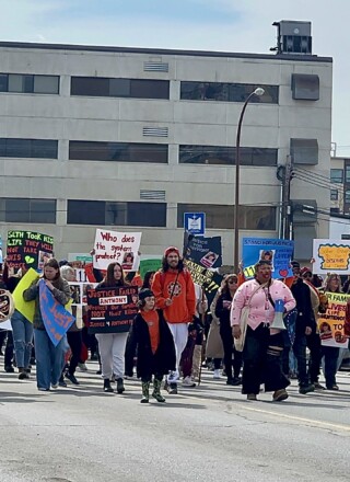 Plus de 400 personnes ont manifesté le 28 avril 2026 à Whitehorse suite au verdict rendu dans l’affaire Seth Boss. 
 &mdash; (Nelly Guidici)