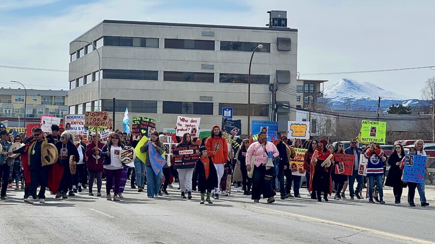 Plus de 400 personnes ont manifesté le 28 avril 2026 à Whitehorse suite au verdict rendu dans l’affaire Seth Boss. 
 &mdash; (Nelly Guidici)