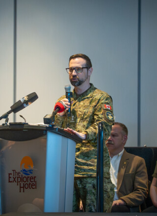 Le lieutenant-colonel Matthew Baxter, directeur adjoint et chef d’état-major du projet d’infrastructure de bases nordiques de NORAD, a expliqué le rôle du site de Yellowknife dans la modernisation de la défense continentale.  
 &mdash; (photo Cristiano Pereira)