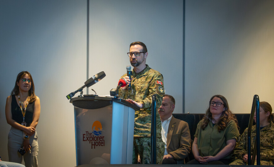 Le lieutenant-colonel Matthew Baxter, directeur adjoint et chef d’état-major du projet d’infrastructure de bases nordiques de NORAD, a expliqué le rôle du site de Yellowknife dans la modernisation de la défense continentale.  
 &mdash; (photo Cristiano Pereira)