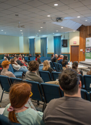 Des élèves et des enseignants réunis à l’église Calvary Community, à Yellowknife, pour écouter les discours présentés dans le cadre du Concours d’art oratoire. &mdash; Photo Cristiano Pereira