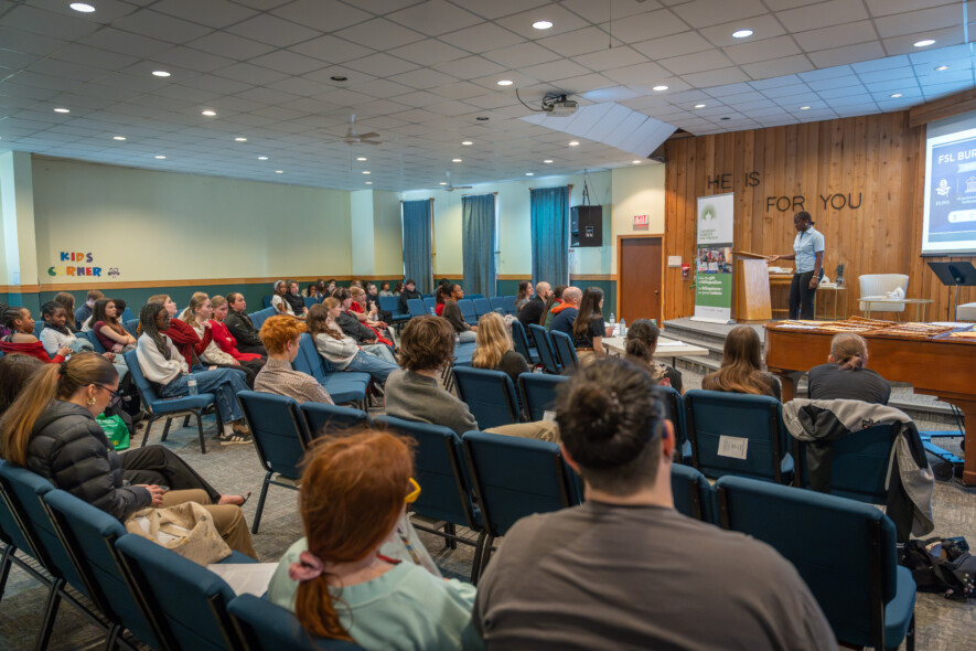 Des élèves et des enseignants réunis à l’église Calvary Community, à Yellowknife, pour écouter les discours présentés dans le cadre du Concours d’art oratoire. &mdash; Photo Cristiano Pereira