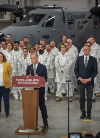 Le premier ministre Mark Carney a récemment annoncé, à Yellowknife, d’importants investissements fédéraux dans le Nord. Pour la Fédération canadienne des municipalités, ces sommes devraient aussi soutenir les collectivités locales, notamment en logement, en infrastructures et en services essentiels.  &mdash; Photo Cristiano Pereira