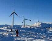 Au sommet de la colline Haeckel à quelques kilomètres au nord de Whitehorse, deux parcs éoliens de deux éoliennes chacun, a une capacité totale de production de quatre mégawatts. &mdash; Photo Nelly Guidici