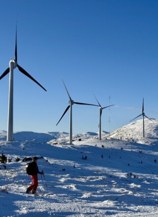 Au sommet de la colline Haeckel à quelques kilomètres au nord de Whitehorse, deux parcs éoliens de deux éoliennes chacun, a une capacité totale de production de quatre mégawatts. &mdash; Photo Nelly Guidici