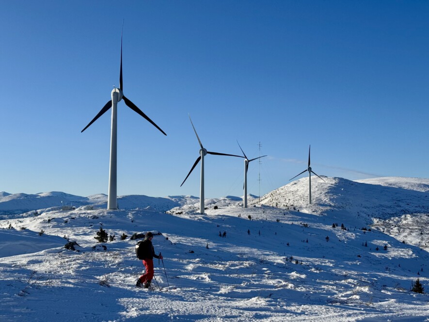 Au sommet de la colline Haeckel à quelques kilomètres au nord de Whitehorse, deux parcs éoliens de deux éoliennes chacun, a une capacité totale de production de quatre mégawatts. &mdash; Photo Nelly Guidici