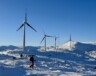 Au sommet de la colline Haeckel à quelques kilomètres au nord de Whitehorse, deux parcs éoliens de deux éoliennes chacun, a une capacité totale de production de quatre mégawatts. &mdash; Photo Nelly Guidici