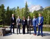 De gauche à droite : R. J. Simpson, premier ministre des Territoires du Nord-Ouest ; Currie Dixon, premier ministre du Yukon ; Danielle Smith, première ministre de l’Alberta ; Wab Kinew, premier ministre du Manitoba ; Scott Moe, premier ministre de la Saskatchewan ; et David Eby, premier ministre de la Colombie-Britannique. &mdash; Courtoisie Gouvernement de l’Alberta