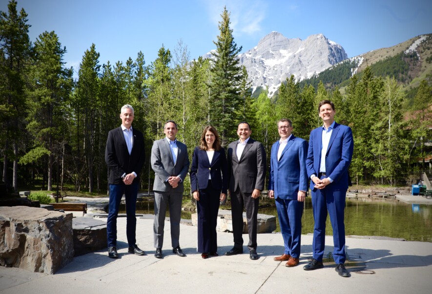 De gauche à droite : R. J. Simpson, premier ministre des Territoires du Nord-Ouest ; Currie Dixon, premier ministre du Yukon ; Danielle Smith, première ministre de l’Alberta ; Wab Kinew, premier ministre du Manitoba ; Scott Moe, premier ministre de la Saskatchewan ; et David Eby, premier ministre de la Colombie-Britannique. &mdash; Courtoisie Gouvernement de l’Alberta