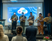 Les Yellowknives Dene Drummers ont marqué l’ouverture du Sommet panterritorial sur l’apprentissage dans le Nord canadien, le 3 juin, à Yellowknife. &mdash; Photo Cristiano Pereira