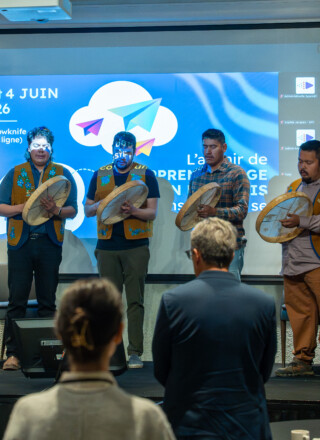 Les Yellowknives Dene Drummers ont marqué l’ouverture du Sommet panterritorial sur l’apprentissage dans le Nord canadien, le 3 juin, à Yellowknife. &mdash; Photo Cristiano Pereira