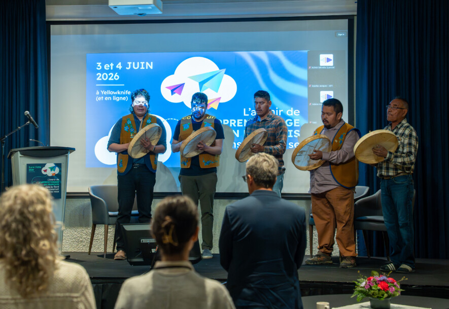 Les Yellowknives Dene Drummers ont marqué l’ouverture du Sommet panterritorial sur l’apprentissage dans le Nord canadien, le 3 juin, à Yellowknife. &mdash; Photo Cristiano Pereira