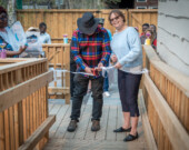 François Rouleau, directeur général de la CSFTNO, coupe le ruban lors de l’ouverture officielle du Centre de la petite enfance La Tanière, à Yellowknife. &mdash; Photo Cristiano Pereira