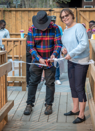 François Rouleau, directeur général de la CSFTNO, coupe le ruban lors de l’ouverture officielle du Centre de la petite enfance La Tanière, à Yellowknife. &mdash; Photo Cristiano Pereira