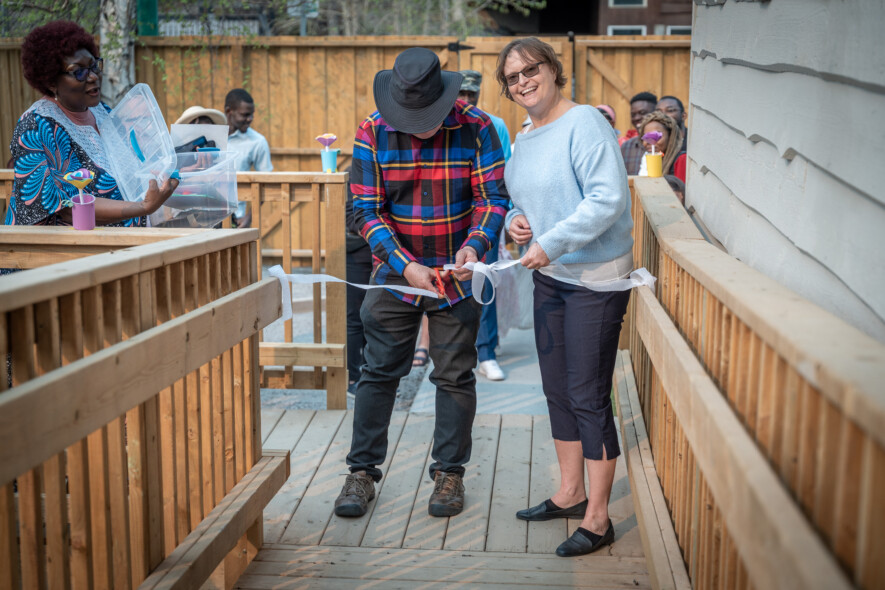 François Rouleau, directeur général de la CSFTNO, coupe le ruban lors de l’ouverture officielle du Centre de la petite enfance La Tanière, à Yellowknife. &mdash; Photo Cristiano Pereira
