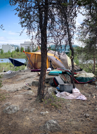 Le retour des campements à Yellowknife ravive les tensions entre la Ville et le GTNO, alors que la municipalité veut resserrer les règles sur ses terrains et que le principal campement visible se trouve sur des terres domaniales. &mdash; Photo Cristiano Pereira