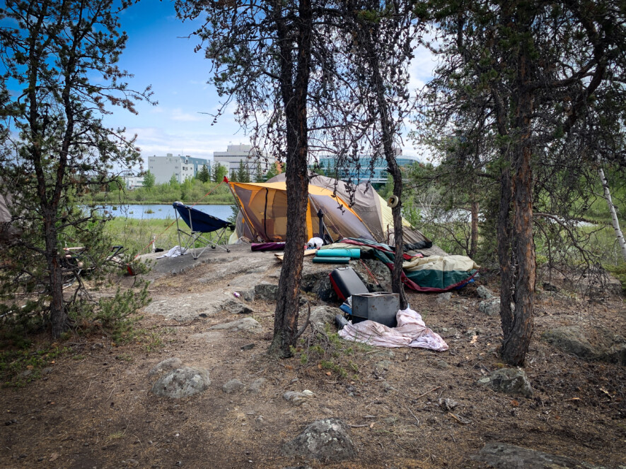 Le retour des campements à Yellowknife ravive les tensions entre la Ville et le GTNO, alors que la municipalité veut resserrer les règles sur ses terrains et que le principal campement visible se trouve sur des terres domaniales. &mdash; Photo Cristiano Pereira