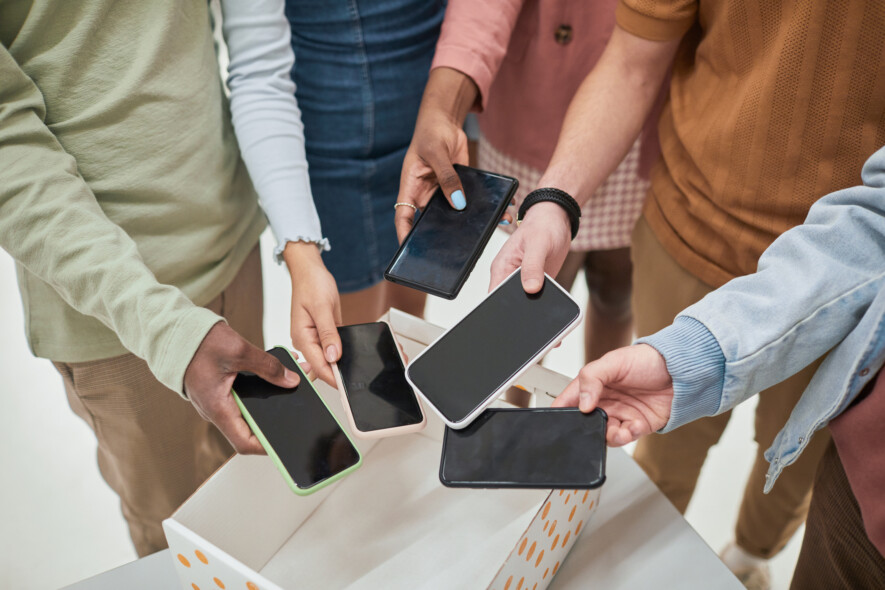 Les écoles des TNO pourraient devoir appliquer dès septembre de nouvelles lignes directrices territoriales sur l’utilisation des téléphones cellulaires et autres appareils mobiles. &mdash; Photo iStock