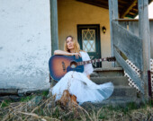 L’artiste folk et country Rebekah Hawker avec son instrument de prédilection. &mdash; Courtoisie Rebekah Hawker