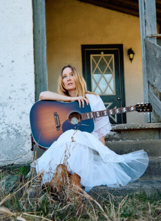 L’artiste folk et country Rebekah Hawker avec son instrument de prédilection. &mdash; Courtoisie Rebekah Hawker