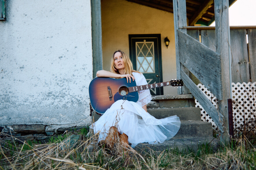 L’artiste folk et country Rebekah Hawker avec son instrument de prédilection. &mdash; Courtoisie Rebekah Hawker