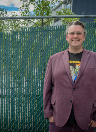 Le conseiller municipal Garett Cochrane a livré l’intervention la plus personnelle du débat, en parlant de la haine en ligne vécue comme homme homosexuel.  &mdash; Photo Cristiano Pereira