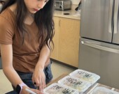 Une élève ajoute un mot de bienveillance à l’un des 28 repas préparés par la classe de 7e année de l’École Allain St-Cyr. &mdash; Courtoisie