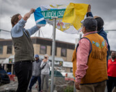 Le maire Ben Hendriksen et le chef de Dettah, Ernest Betsina, dévoilent la plaque de Wıı̀lıı̀deh Avenue, sous le regard du chef de Ndilǫ, Fred Sangris, lors de la cérémonie du 20 juin au centre-ville de Yellowknife.  &mdash; Photo Cristiano Pereira