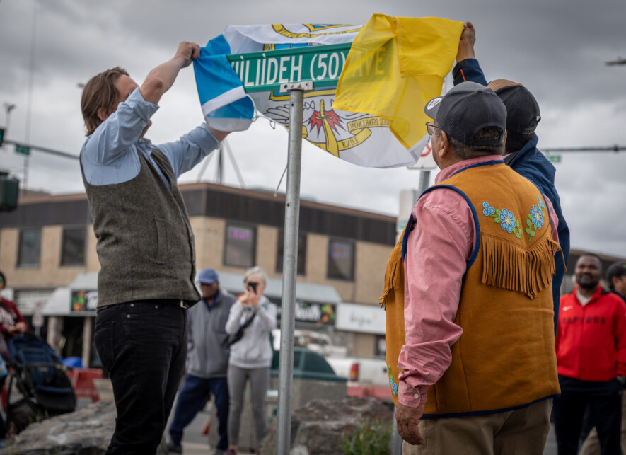 Le maire Ben Hendriksen et le chef de Dettah, Ernest Betsina, dévoilent la plaque de Wıı̀lıı̀deh Avenue, sous le regard du chef de Ndilǫ, Fred Sangris, lors de la cérémonie du 20 juin au centre-ville de Yellowknife.  &mdash; Photo Cristiano Pereira