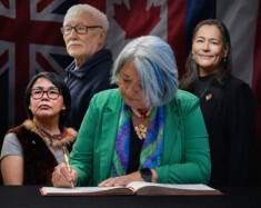 Le débat autour du bilinguisme fédéral et les critiques portées à l'encontre de Mary Simon sur ses capacités à s'exprimer en français ont ravivé de douloureuses blessures chez les leaders inuit et autochtones. &mdash; Montage photo Le Nunavoix-Anthony Morell /Anne-Marie Brisson, Rideau Hall © BSGG, 2026