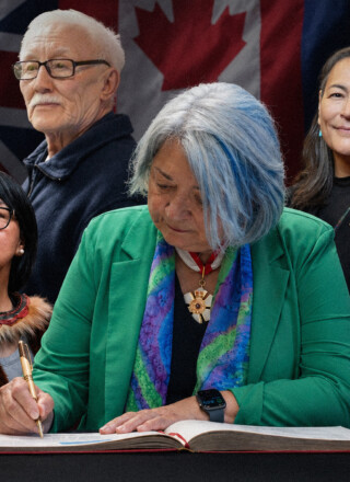 Le débat autour du bilinguisme fédéral et les critiques portées à l'encontre de Mary Simon sur ses capacités à s'exprimer en français ont ravivé de douloureuses blessures chez les leaders inuit et autochtones. &mdash; Montage photo Le Nunavoix-Anthony Morell /Anne-Marie Brisson, Rideau Hall © BSGG, 2026