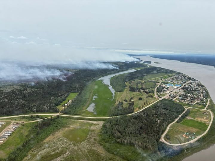 En date du 30 juin 2026, plus de 10 000 hectares de forêt sont en flammes dans la région de Fort Simpson aux TNO. &mdash; Photo Facebook/NWT Fire