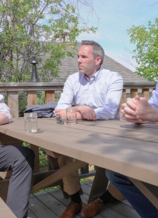 R.J. Simpson, Currie Dixon et John Main se sont réunis à Hay River lors du Forum des premiers ministres du Nord.  &mdash; Facebook R.J. Simpson