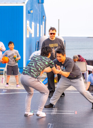 La 3e édition du tournoi annuel de lutte inuite d’Ulukhaktok a réuni de nombreuses personnes de la communauté. 
 &mdash; (Courtoisie Monique Smith)